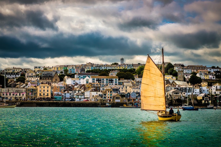 銳琛定型啫喱，讓男士發(fā)型自然流暢，盡顯自信